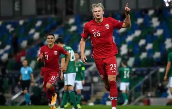 Haaland gör tre mål för Norge