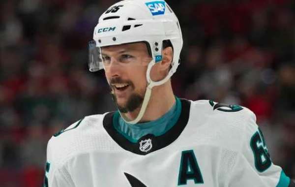 San Jose Sharks' forsvarsspiller Erik Karlsson er blevet kåret som vinder af 2022-23 Norris Trophy