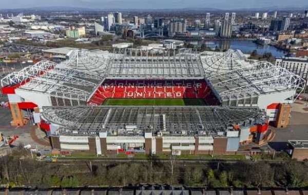 Manchester United: Lord Coe leads stadium task